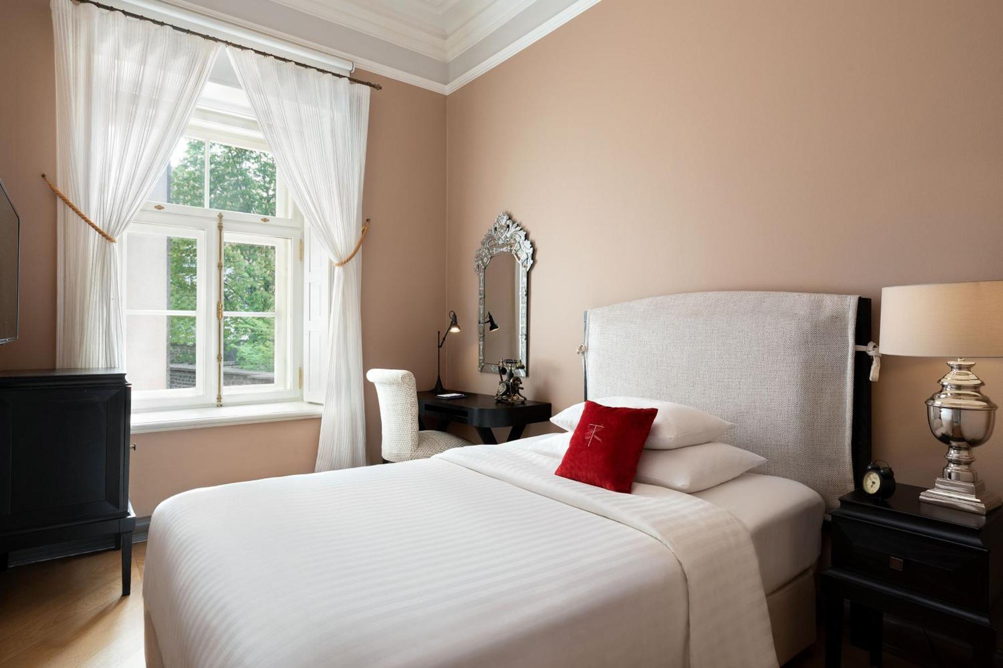 Hotel Telegraaf, Autograph Collection Ταλίν Εξωτερικό φωτογραφία A bedroom