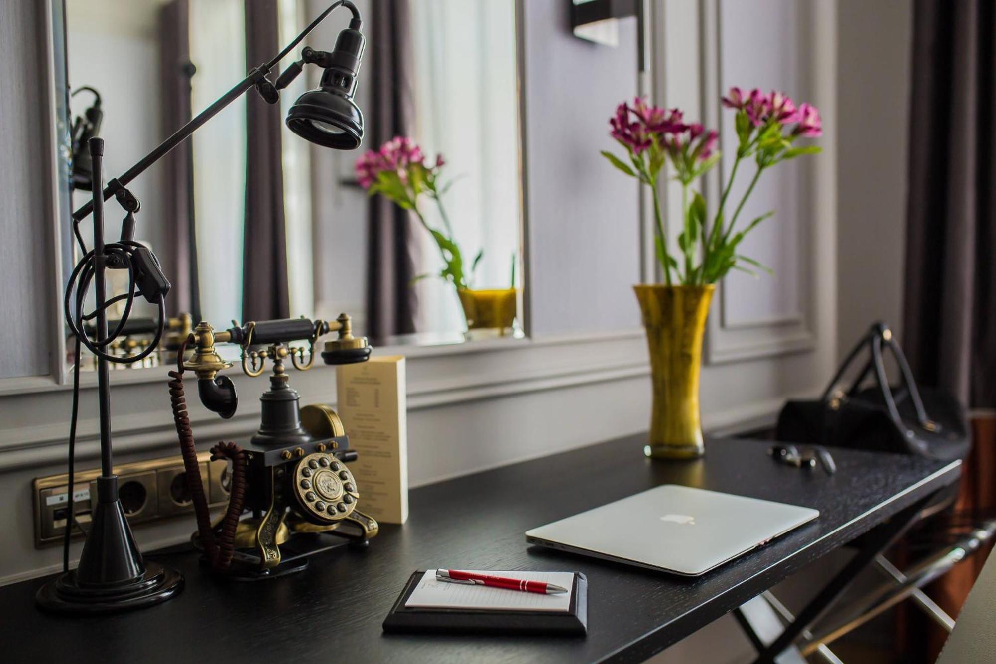Hotel Telegraaf, Autograph Collection Ταλίν Εξωτερικό φωτογραφία A steampunk-styled telephone