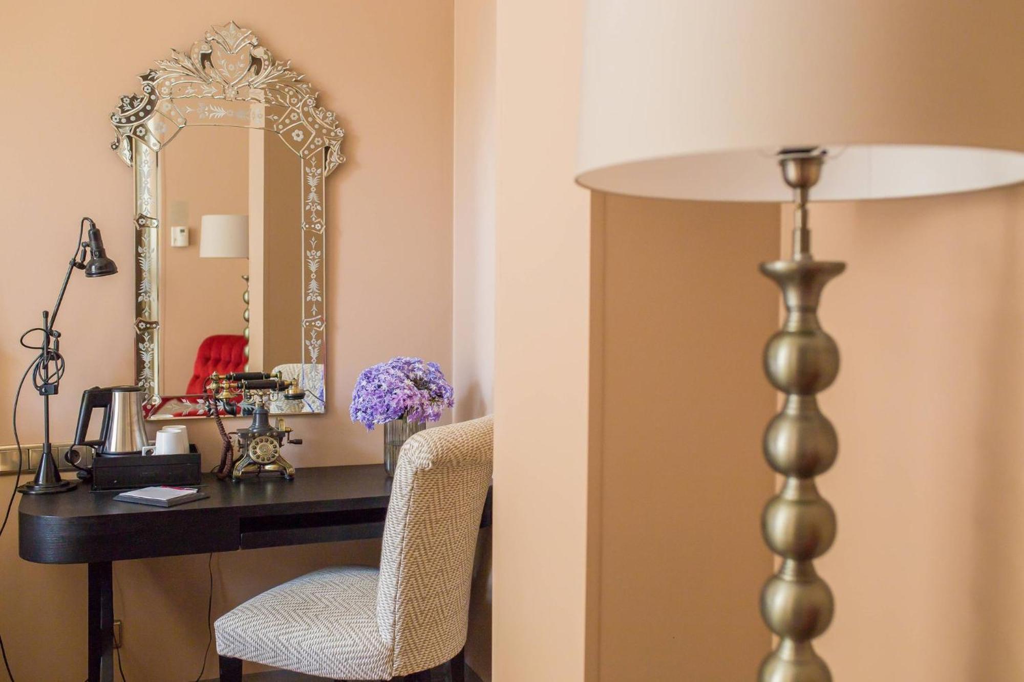Hotel Telegraaf, Autograph Collection Ταλίν Εξωτερικό φωτογραφία A floor lamp